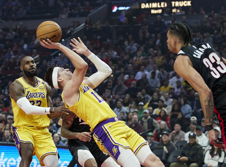 詹姆斯40+8里夫斯32分 湖人击败开拓者