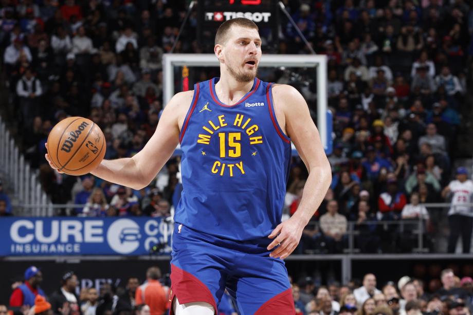 约基奇大三双23+17+15 掘金终结活塞8连胜