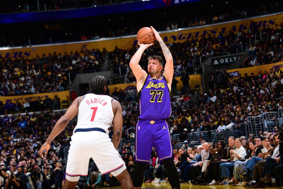 詹姆斯28+13东契奇31分 湖人险胜快船取五连胜