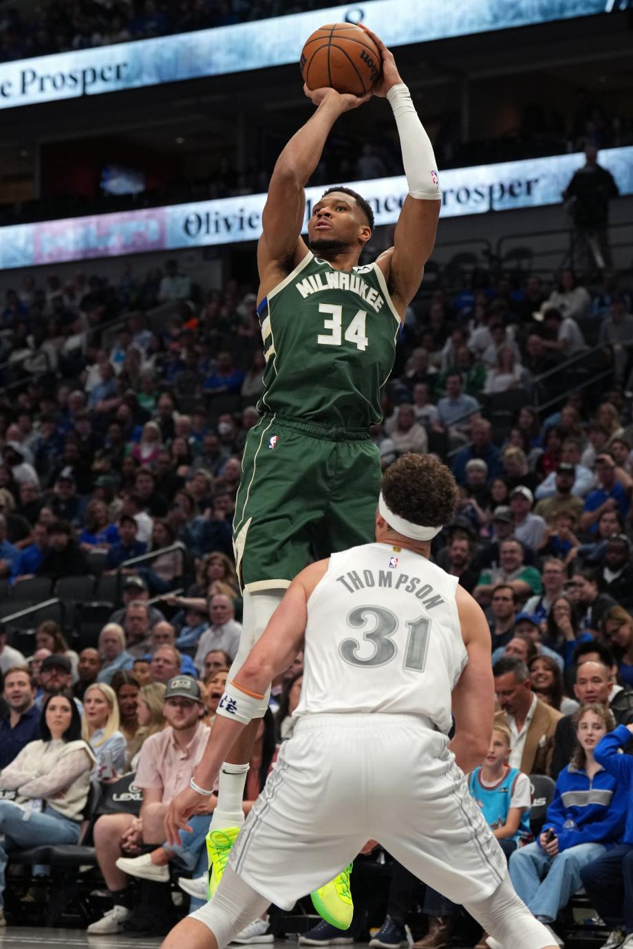 字母哥准三双欧文31分 雄鹿3人20+轻取独行侠