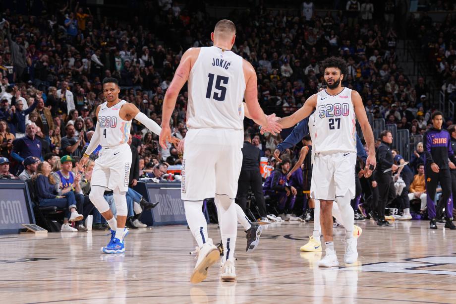 约基奇31+21+22NBA历史首人 掘金加时胜太阳