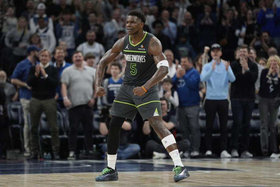 爱德华兹28分班凯罗43+11 森林狼逆转魔术迎七连胜