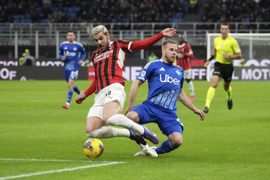 赖因德斯传射阿里首秀被罚下 米兰2-1胜科莫