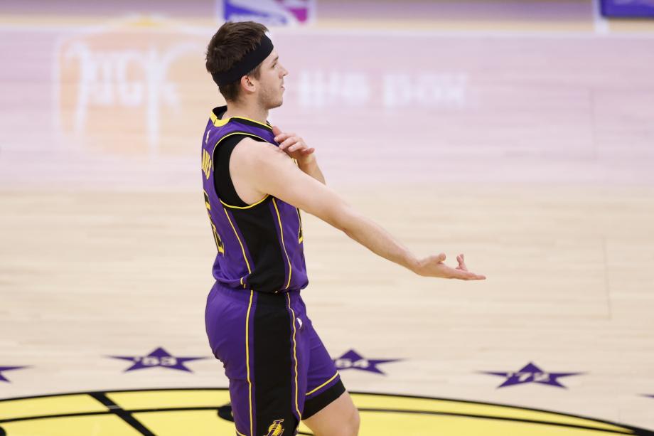 东契奇21+9+14里夫斯30分 湖人轻取马刺两连胜