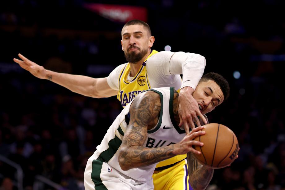 字母哥28+7布朗尼17+5 雄鹿客场大胜湖人