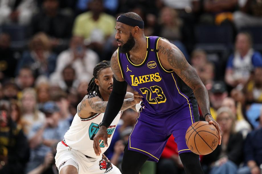 詹姆斯42000分里程碑 湖人三巨头合砍85分胜灰熊