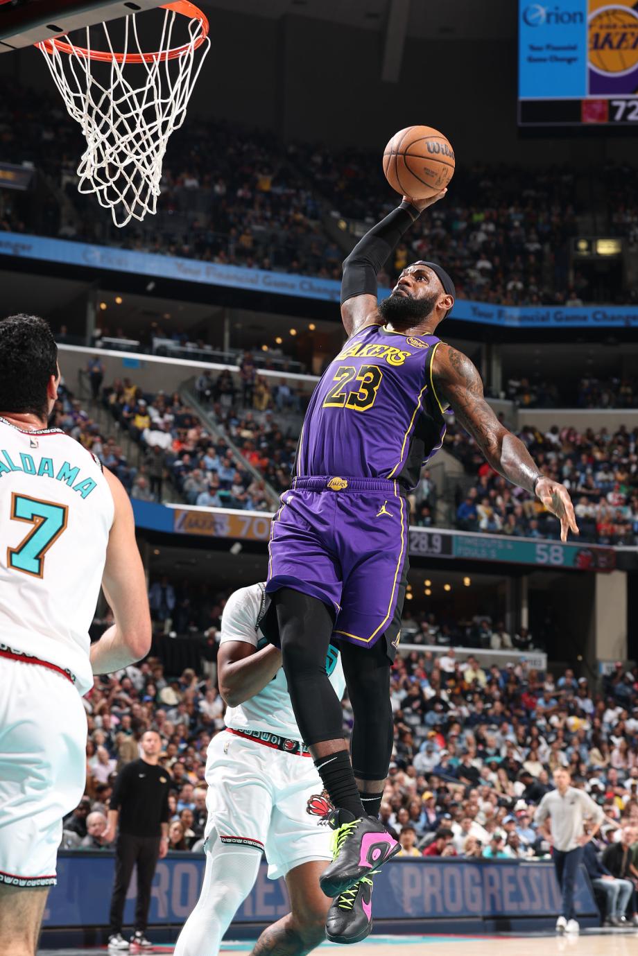 詹姆斯42000分里程碑 湖人三巨头合砍85分胜灰熊