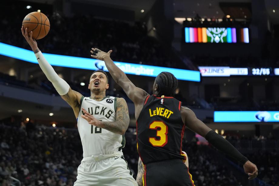 字母哥空砍31+9里萨谢新高36分 雄鹿不敌老鹰