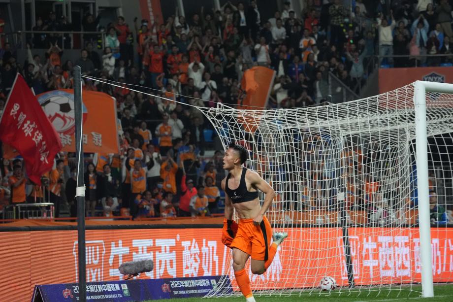 徐宏杰头球锁定胜局 云南玉昆战胜青岛海牛