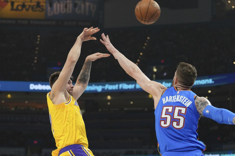 亚历山大42分詹姆斯28分 湖人末节崩盘不敌雷霆