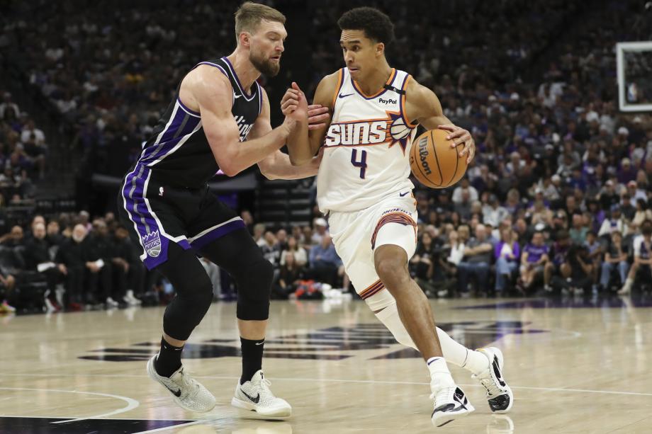 萨博尼斯20分12板 国王主场击败太阳