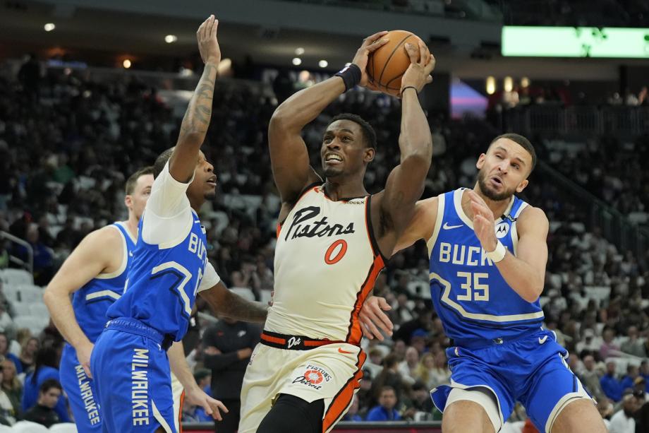 康诺顿43分11板 雄鹿加时击败活塞