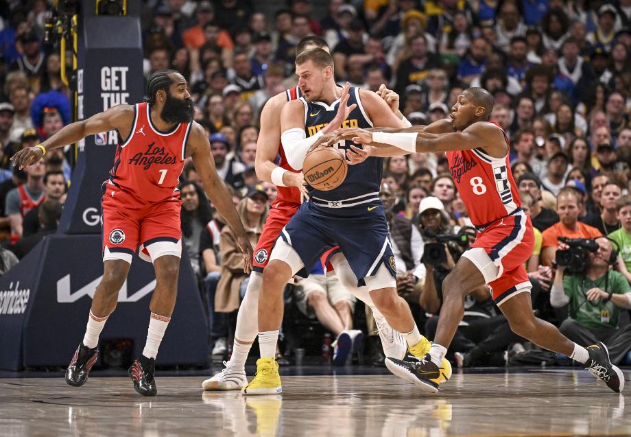 莱昂纳德39分约基奇空砍三双 快船险胜掘金