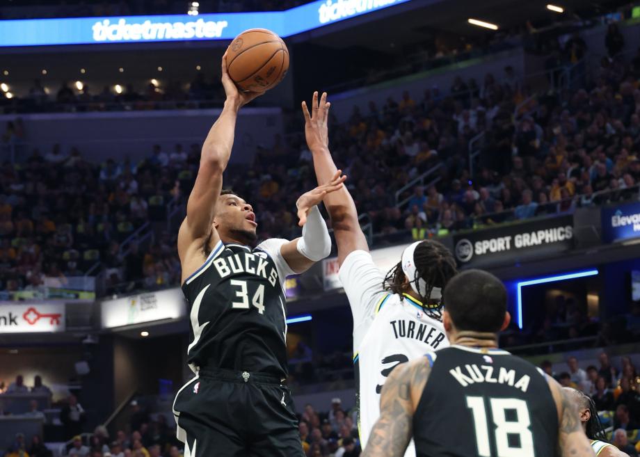 哈利伯顿21+12字母哥34分 步行者再擒雄鹿