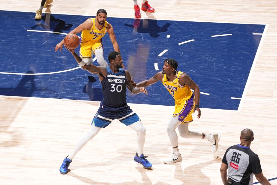 爱德华兹29分詹姆斯38+10 森林狼胜湖人总分2-1