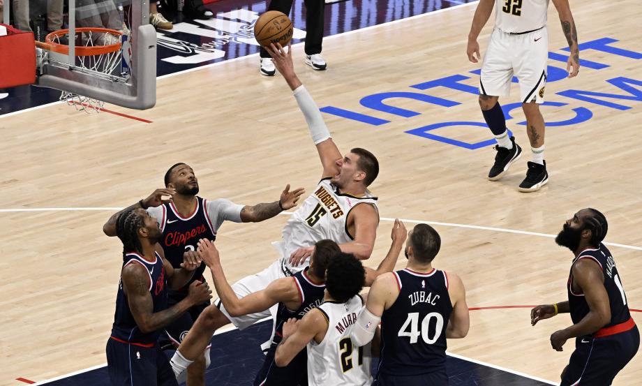 约基奇两双戈登压哨扣篮绝杀 掘金险胜快船