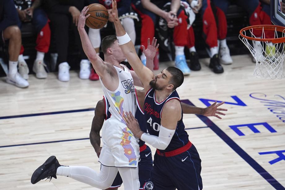 多人得分上双 掘金力克快船赢下天王山之战