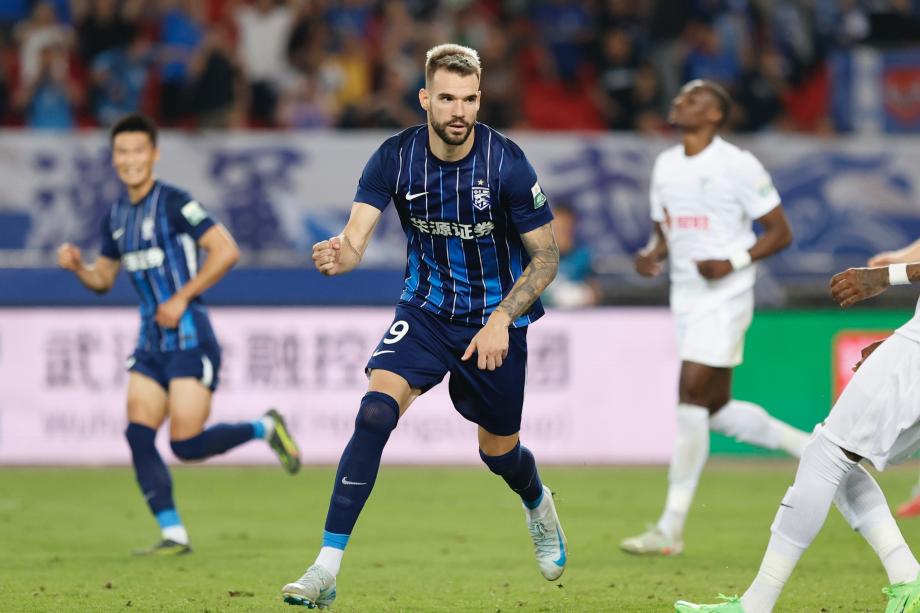 毛伟杰破门图多列点射绝平 三镇5分钟2球2-2英博