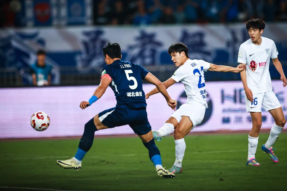 毛伟杰破门图多列点射绝平 三镇5分钟2球2-2英博