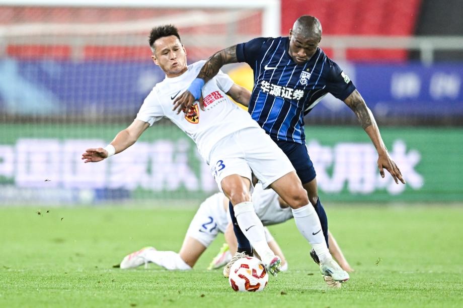 毛伟杰破门图多列点射绝平 三镇5分钟2球2-2英博