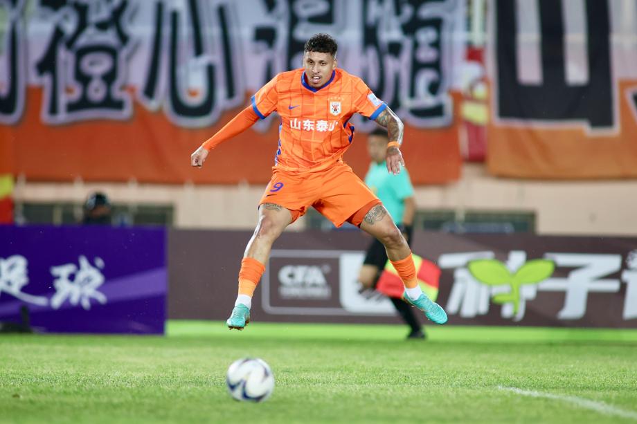 克雷桑梅开二度 山东泰山5-0大胜青岛红狮