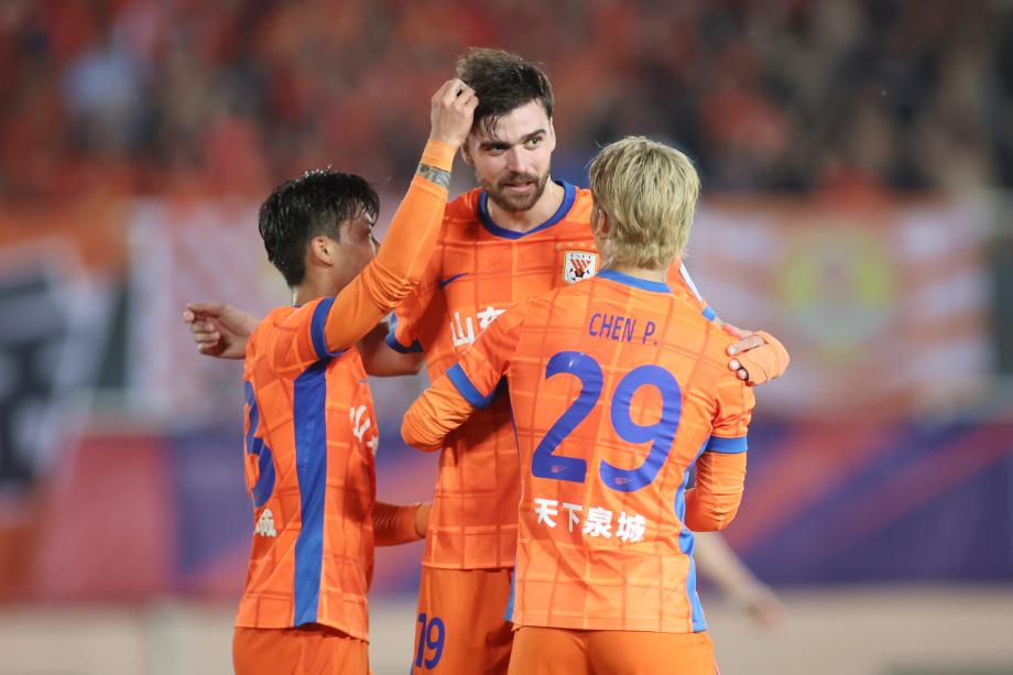 克雷桑梅开二度 山东泰山5-0大胜青岛红狮