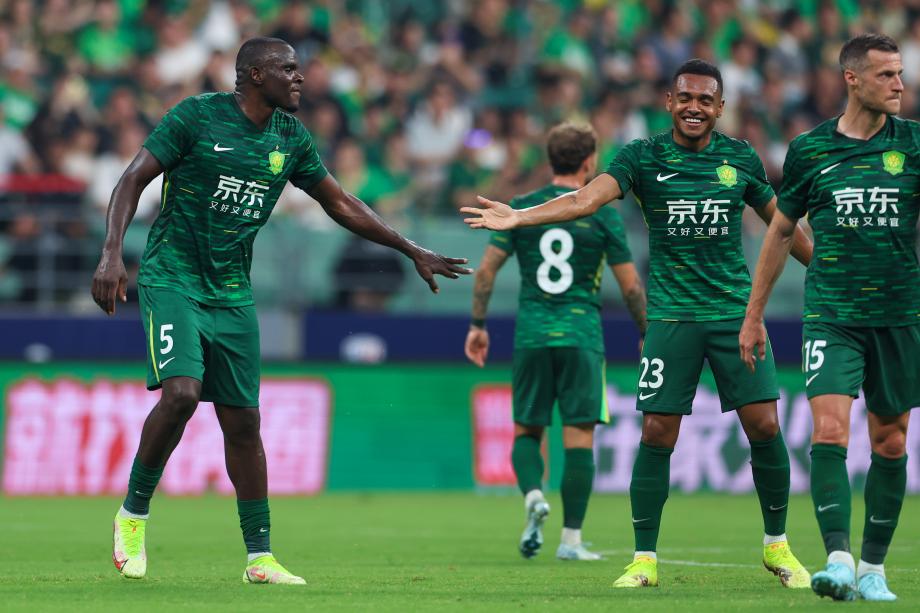 主场战胜青岛西海岸 北京国安领跑中超积分榜