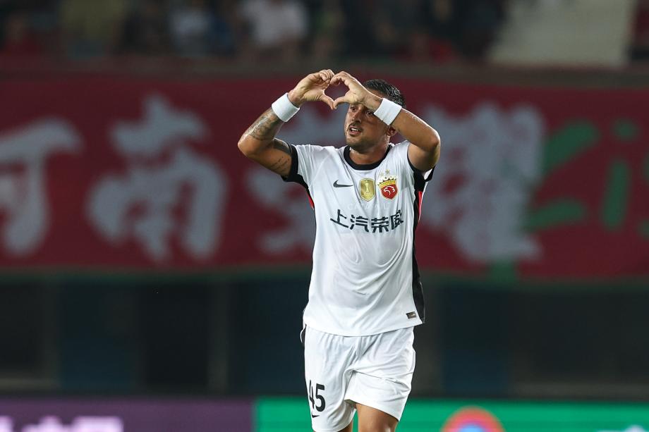 莱昂纳多传射李新翔破门 上海海港3-1河南队五轮不败