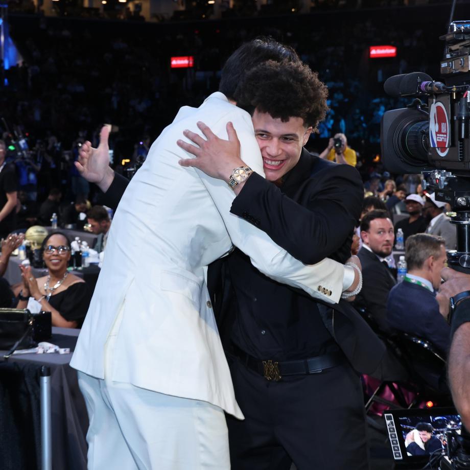 NBA选秀大会：中国球员杨瀚森首轮第16顺位被选中