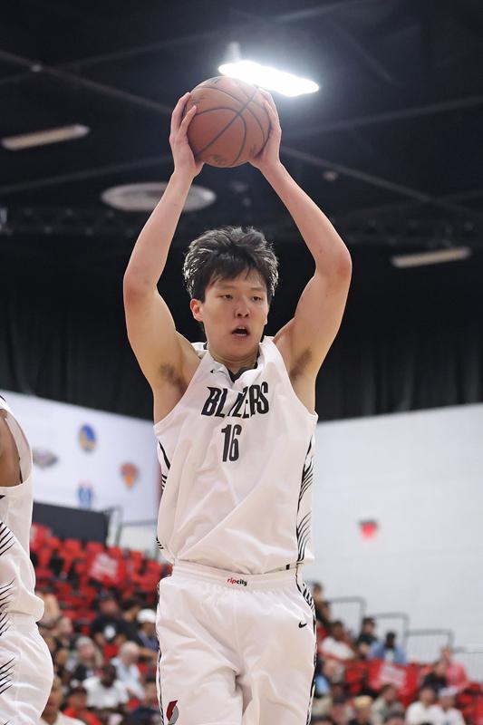 杨瀚森8分8板5助3帽表现全面 开拓者大胜火箭