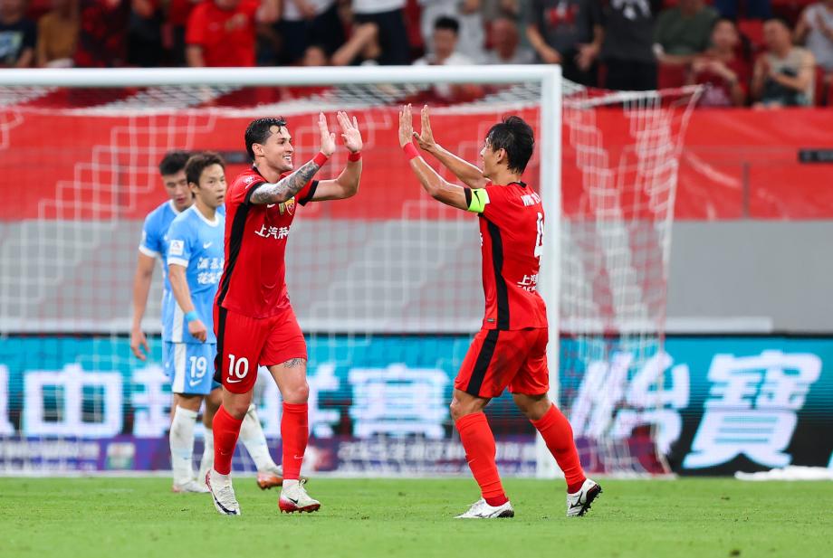 主场大胜河南队 上海海港领跑联赛积分榜