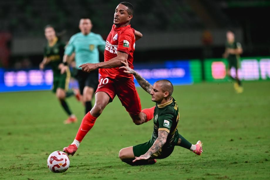 王钰栋送点弗兰克3分钟双响 浙江队2-2梅州客家