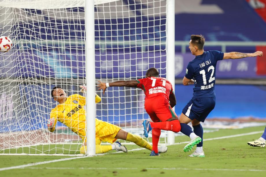 阿奇姆彭梅开二度 河南队客场大胜武汉三镇