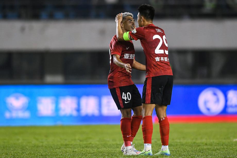 [图]补时打入两球 长春亚泰主场战平青岛海牛实盘配资网站