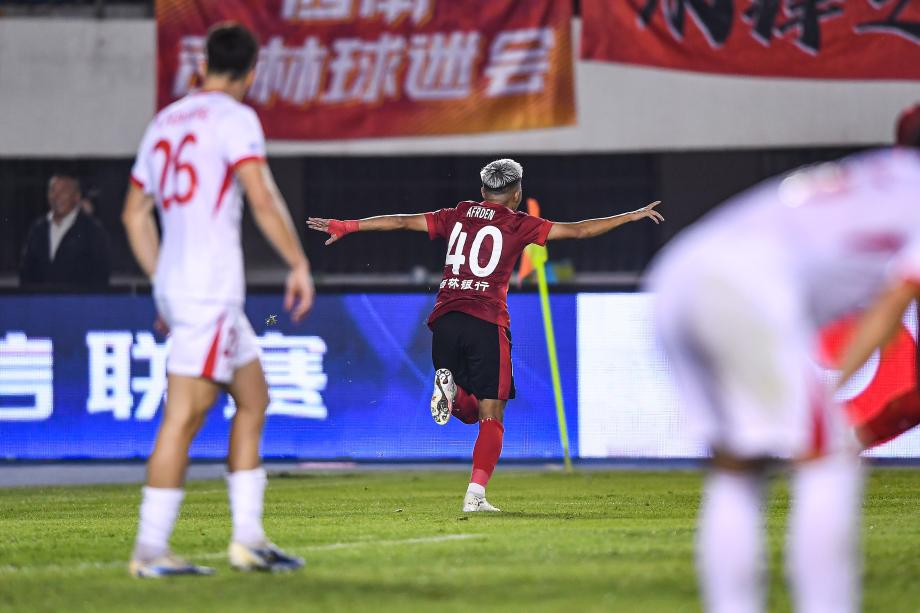 补时打入两球 长春亚泰主场战平青岛海牛