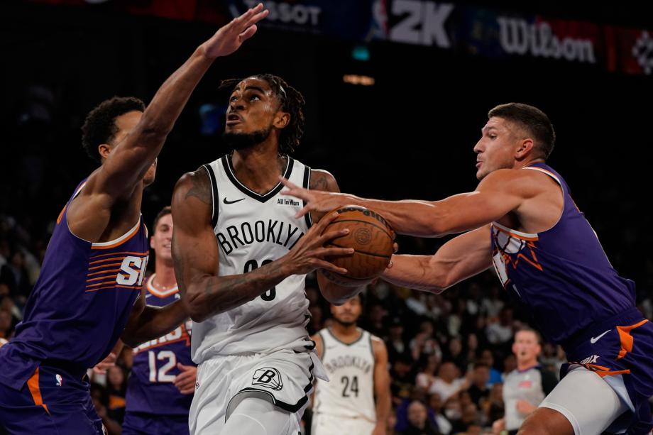 NBA季前赛：篮网险胜太阳 曾凡博未出场