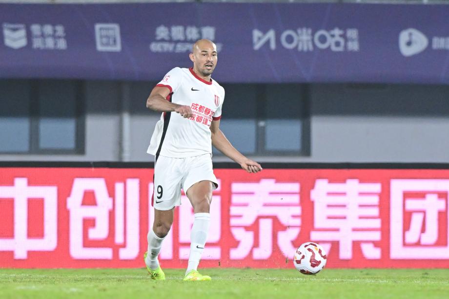 戴维森梅开二度 青岛西海岸主场平成都蓉城