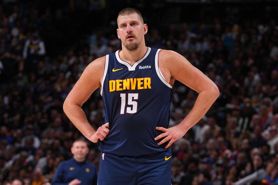 布克空砍31分约基奇三双 掘金轻取太阳迎首胜