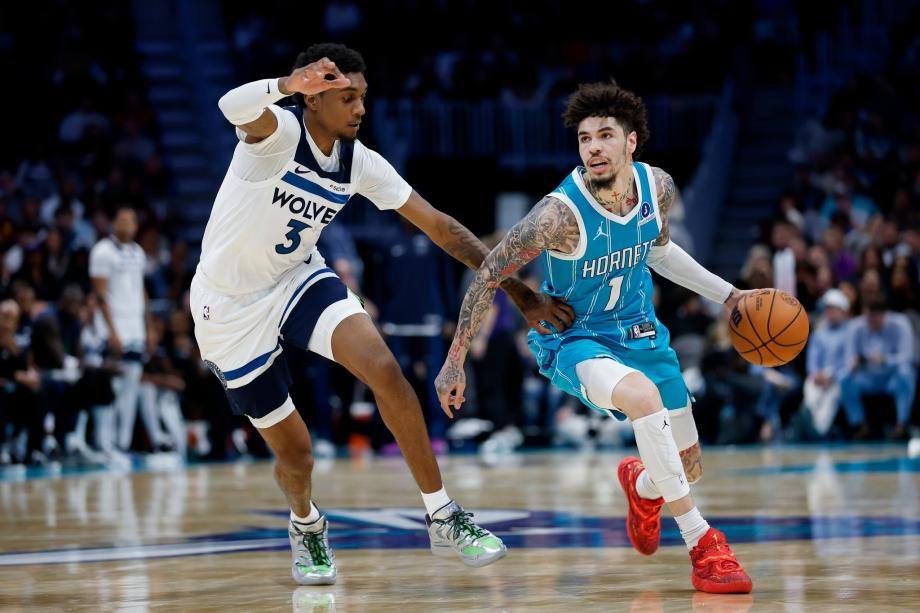 兰德尔30+7戈贝尔14+15 森林狼122-105轻取黄蜂