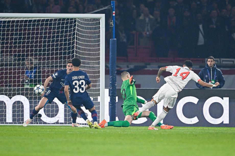 迪亚斯双响+直红 十人拜仁2-1巴黎全胜领跑