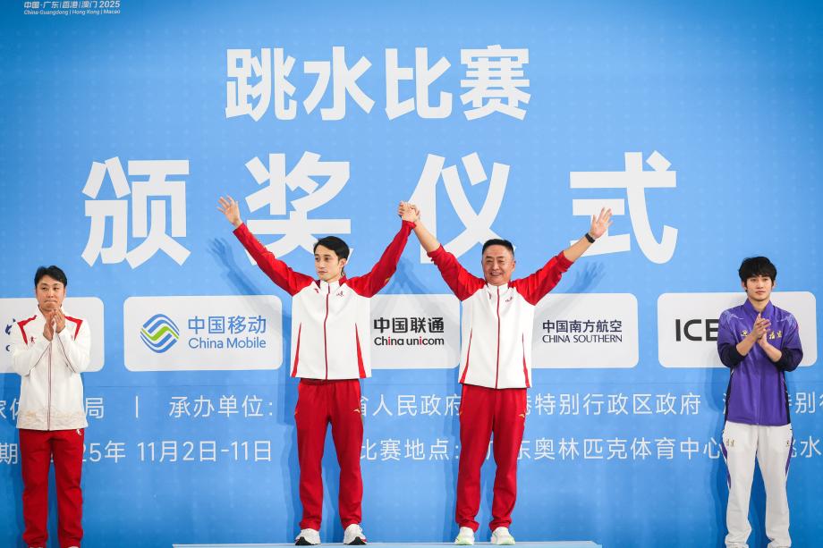 [图]练俊杰夺得全运会跳水男子个人全能冠军