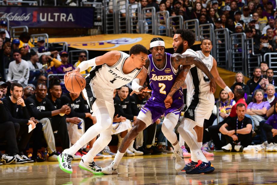 东契奇35+9+13艾顿22+10文班19+8 湖人险胜马刺