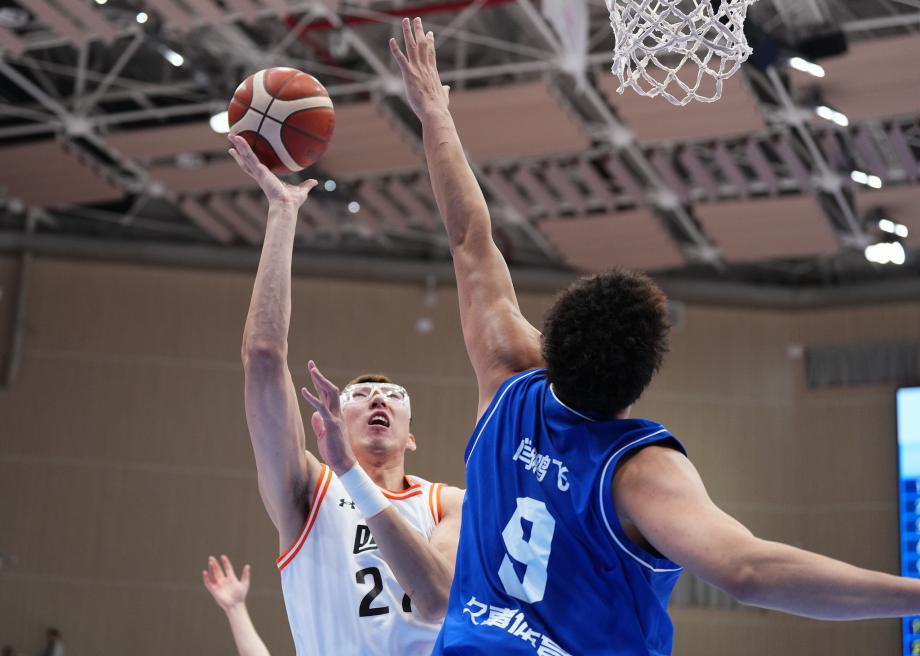 [图]单节赢19分 全运会男篮小组赛四川击败上海摩擦