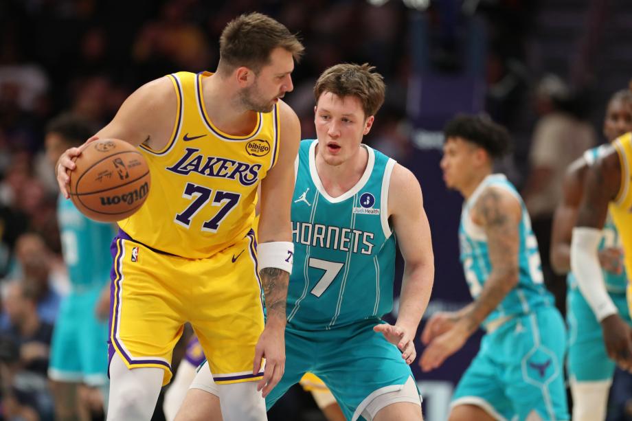 东契奇38+6+7里夫斯复出24分 湖人送黄蜂3连败