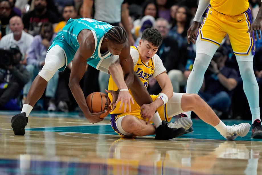 东契奇38+6+7里夫斯复出24分 湖人送黄蜂3连败