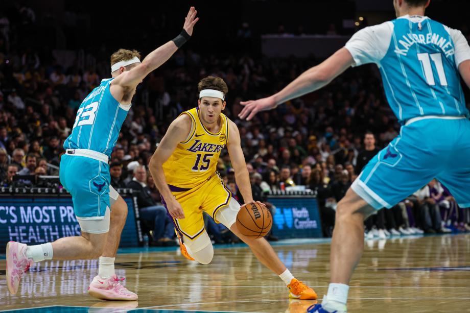 东契奇38+6+7里夫斯复出24分 湖人送黄蜂3连败