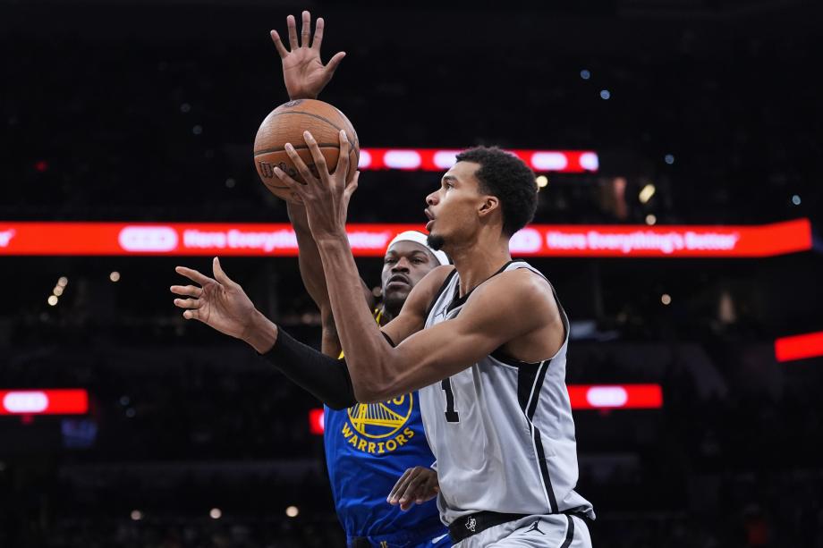 库里49分罚球准绝杀创纪录 勇士客场险胜马刺