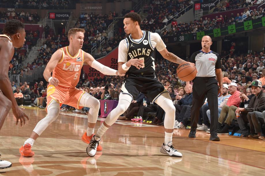 字母哥伤退米切尔37+5+7 骑士力克雄鹿