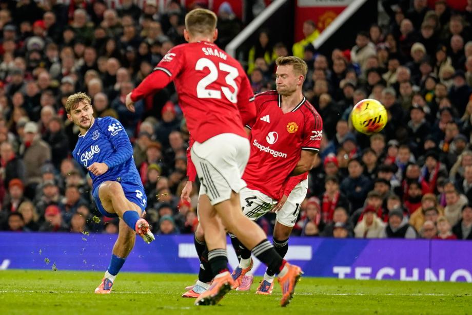 盖耶掌掴队友直红霍尔破门 曼联0-1埃弗顿