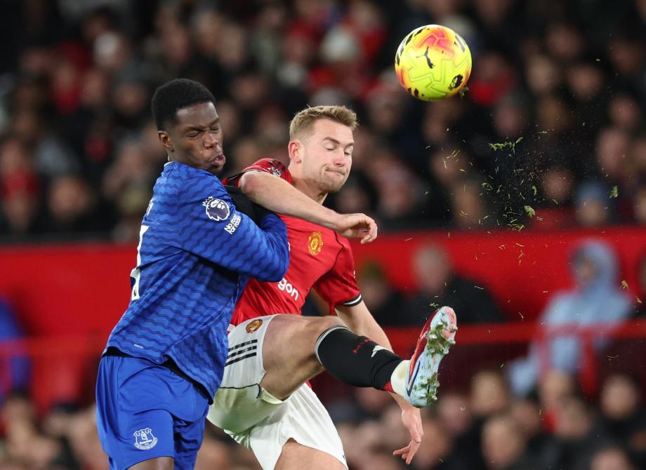 盖耶掌掴队友直红霍尔破门 曼联0-1埃弗顿